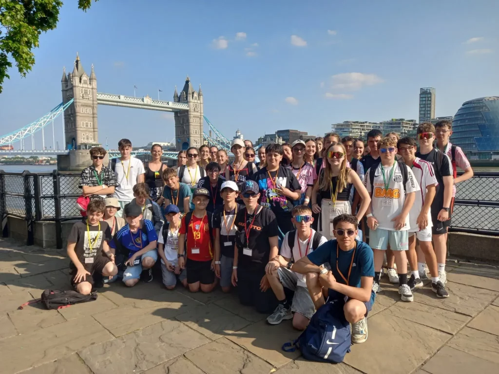 Élèves de 4e devant le London Bridge lors du séjour scolaire à Londres