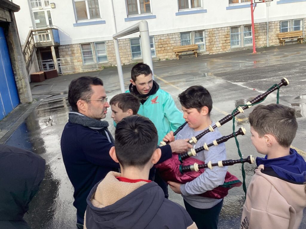 Groupe d'élèves lors d'une activité d'initiation du biniou dans le cadre de l'option culture bretonne