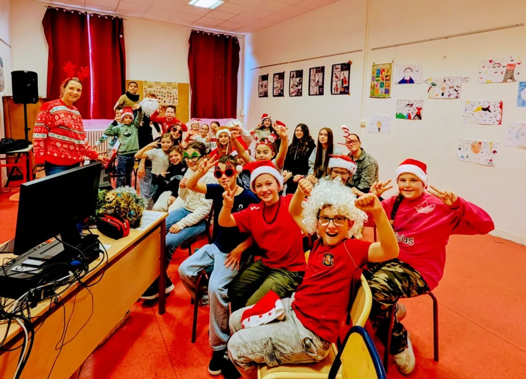 Élèves réunis pour une répétition de chorale dans une salle de classe au moment de Noël