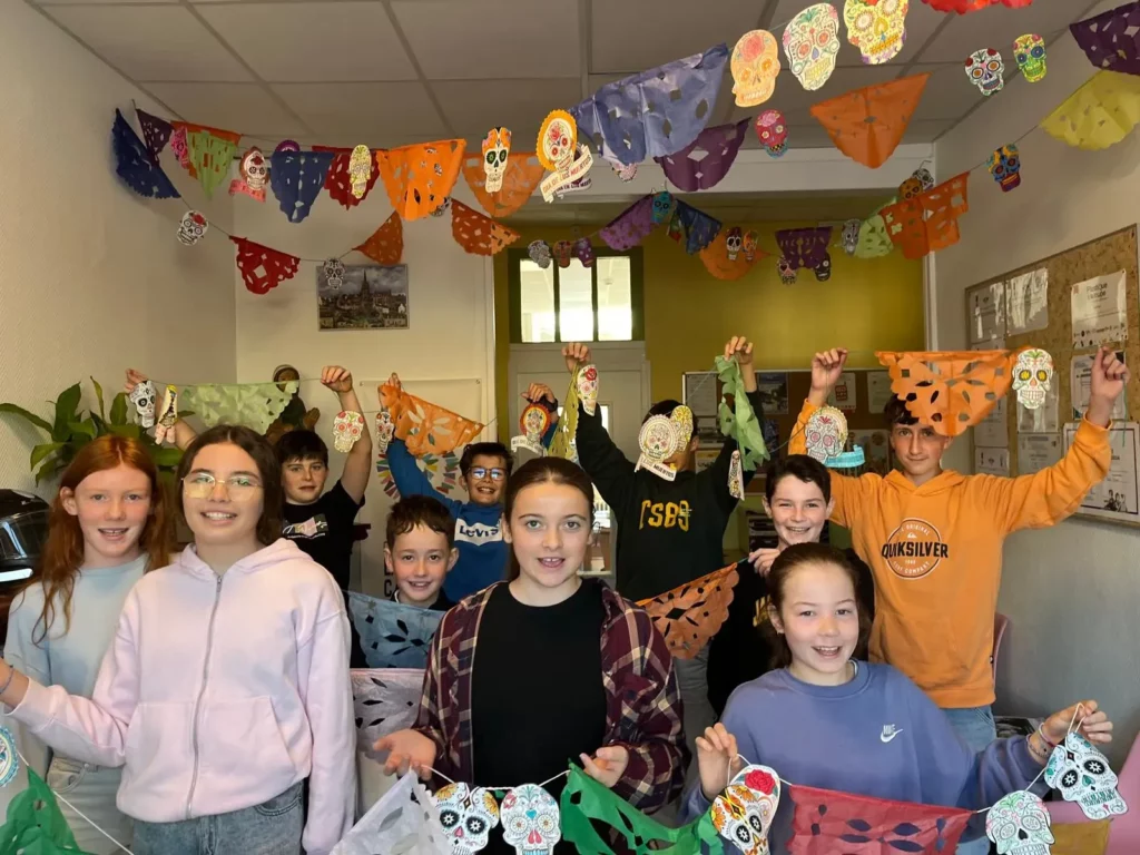Élèves en train de décorer une salle de classe pour la célébration d'une fête espagnole