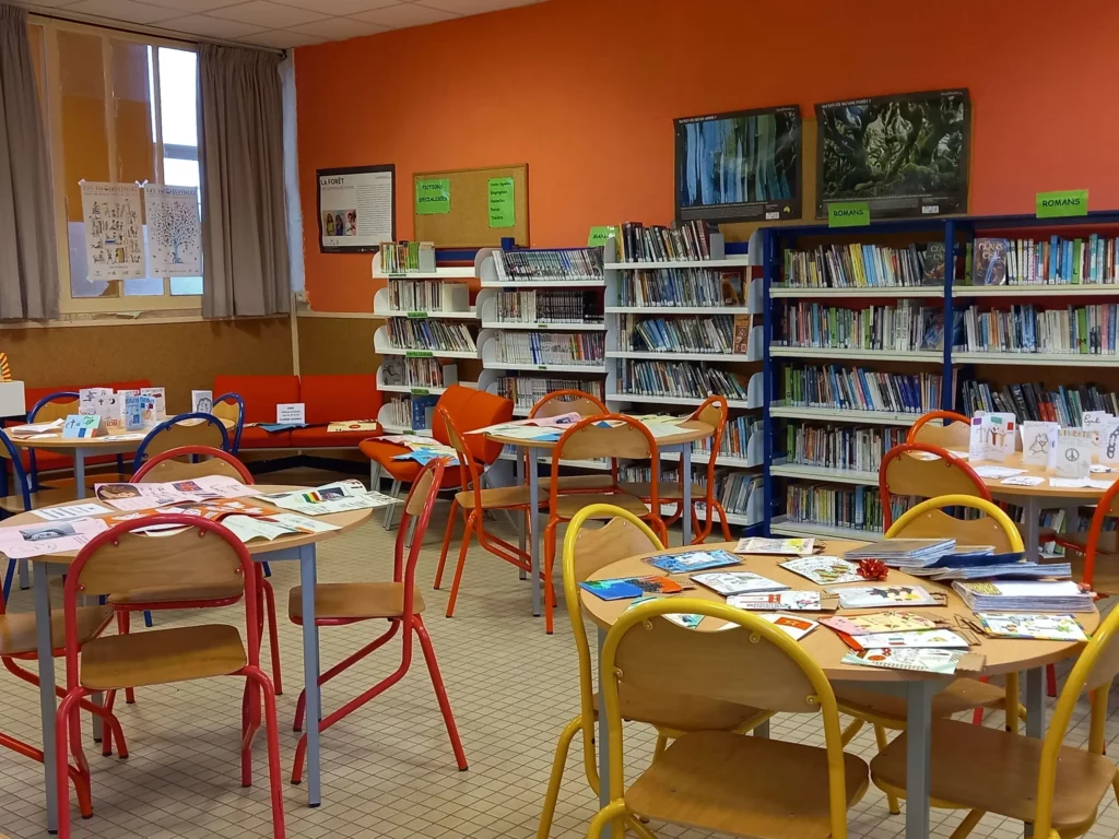 CDI du collège présenté lors des portes ouvertes, rayonnages de livres et espace de travail.
