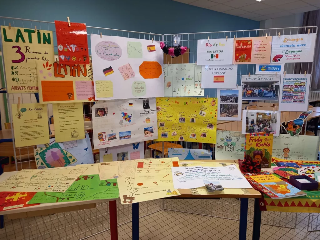 Stand de présentation des langues vivantes avec affiches et productions d'élèves.