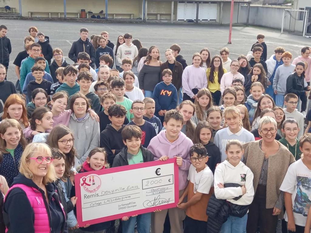 Groupe d'élèves et d'adultes réunis pour la remise d'un chèque lors de l'opération Octobre Rose.