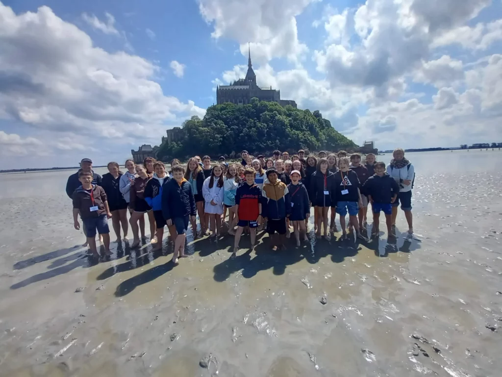 Élèves de 6e devant le Mont-Saint-Michel lors d'un séjour scolaire