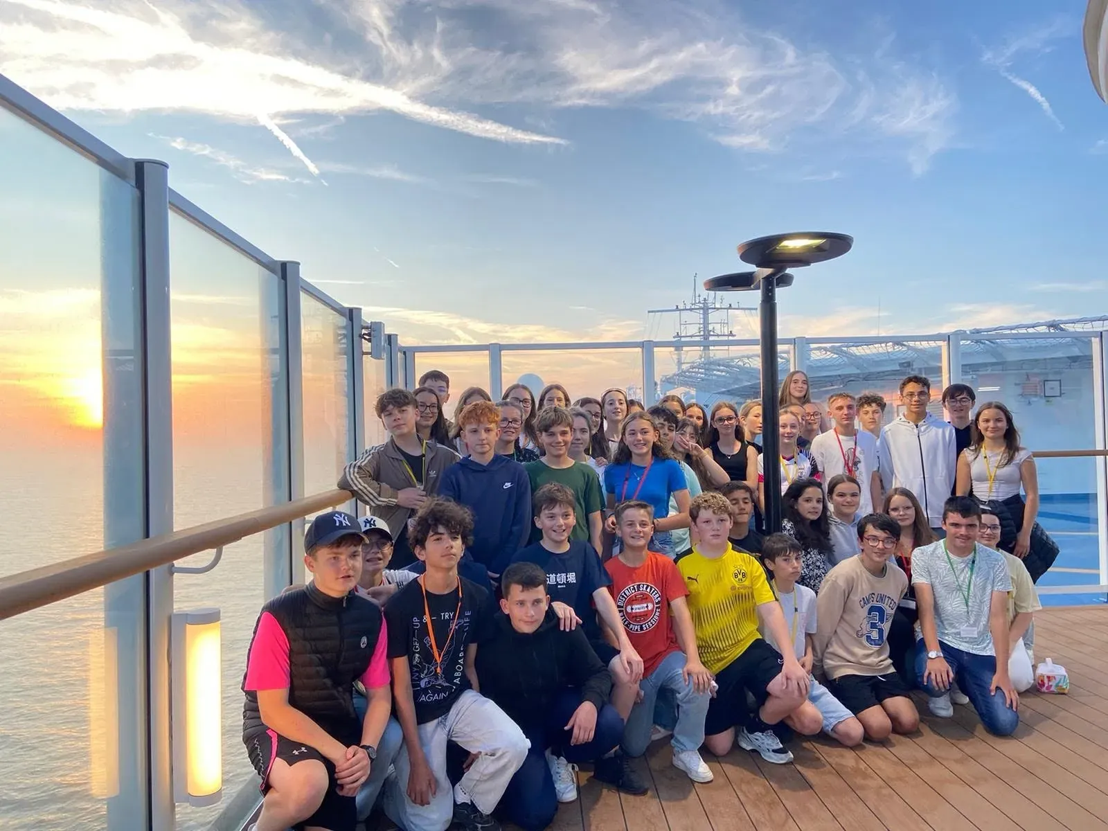 Élèves de 4e sur le pont du ferry lors d'un séjour scolaire à Londres