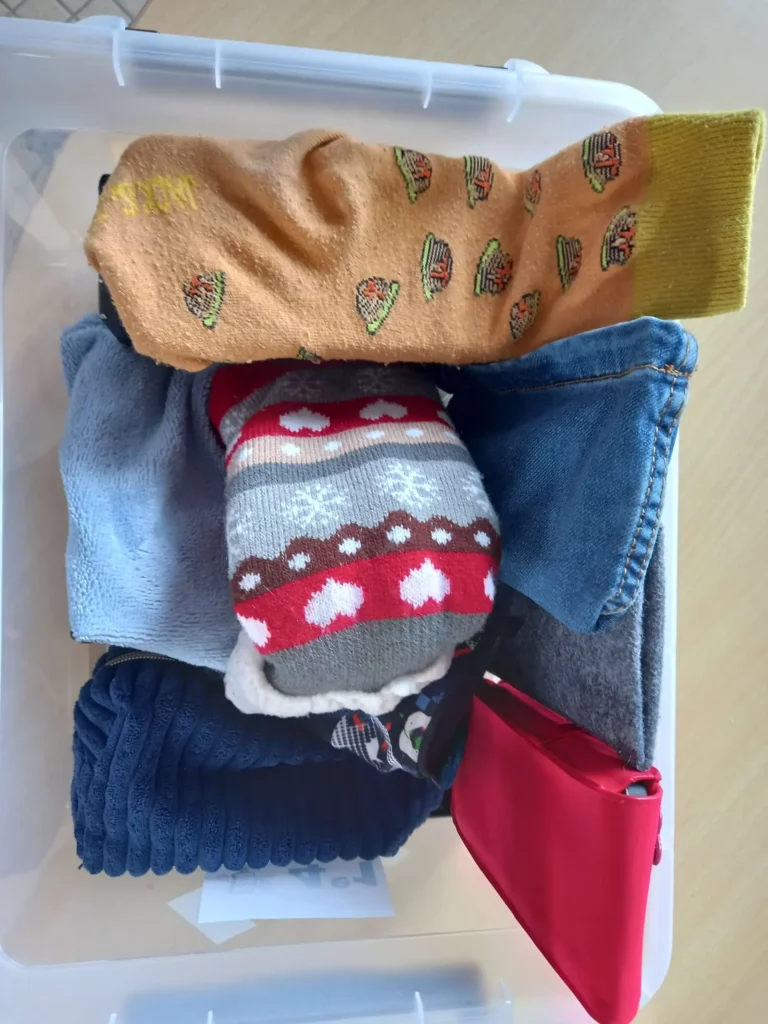 Élèves déposant leurs téléphones portables placés dans une chaussette dans une boîte