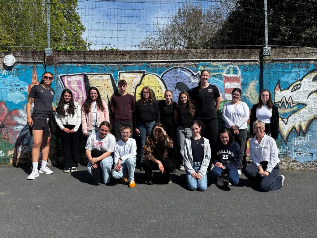 Joueuses de volleyball professionnelles lors d'une rencontre avec des élèves