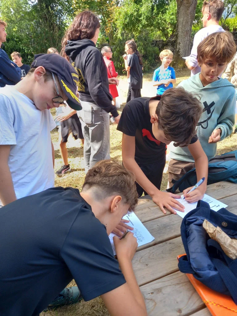 Les élèves complètent leur feuille de jeu pendant la chasse au trésor organisée lors de la journée de cohésion.