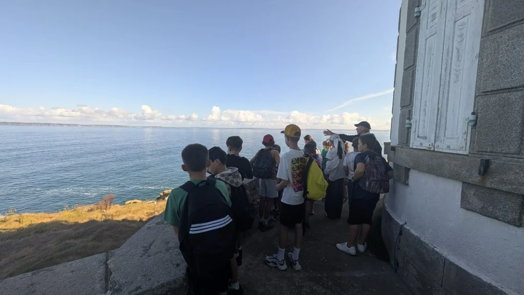 Les élèves du Collège La Mennais Cap Sizun découvrent le littoral depuis la maison-phare de la pointe du Millier.