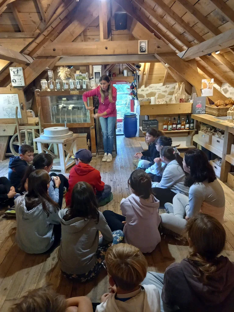 Des élèves écoutent attentivement Carmen, la Meunière.