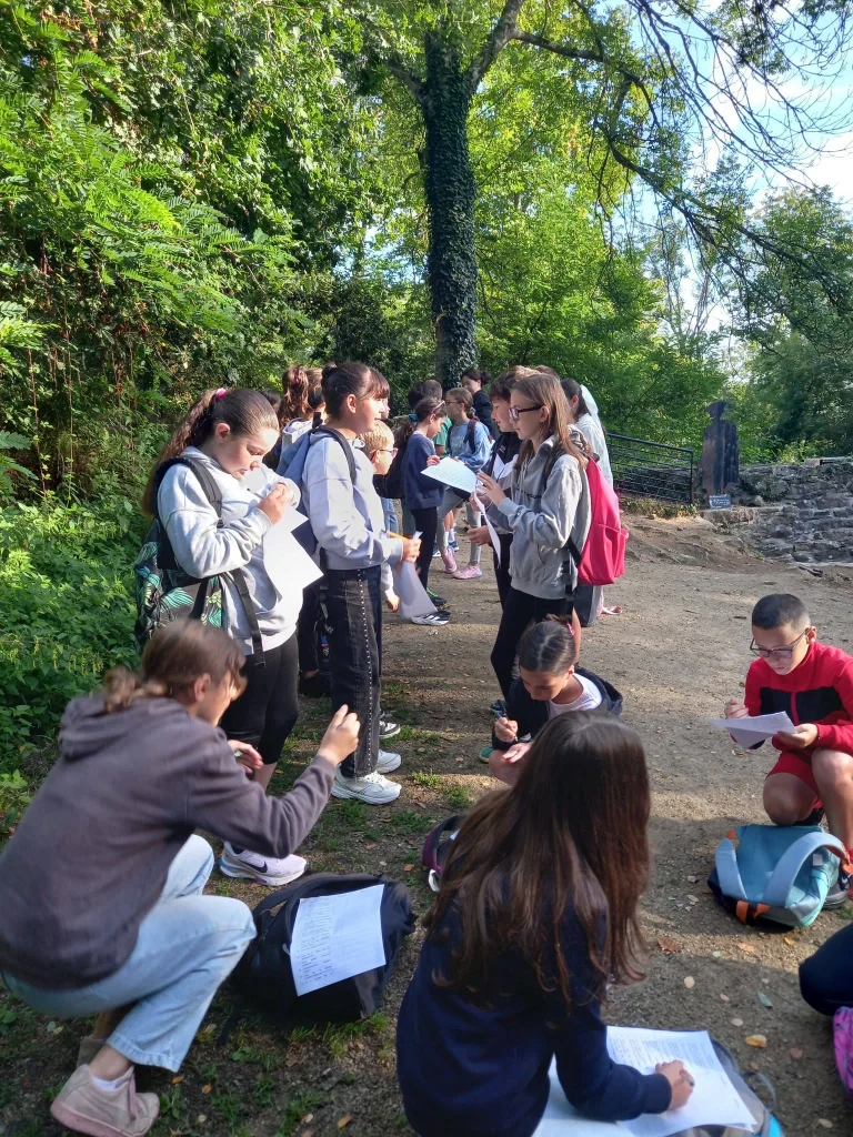 Les élèves de 6e participent à une activité en groupe pendant leur journée de rentrée au Cap Sizun.