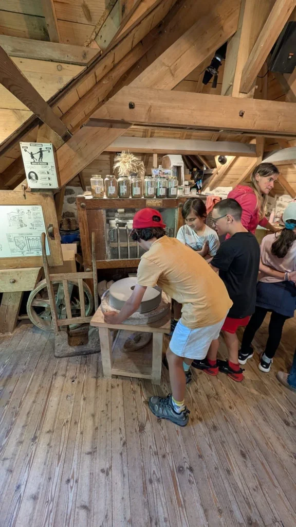 Les élèves de 6e réunis à l’intérieur du moulin de Keriolet pendant leur visite.