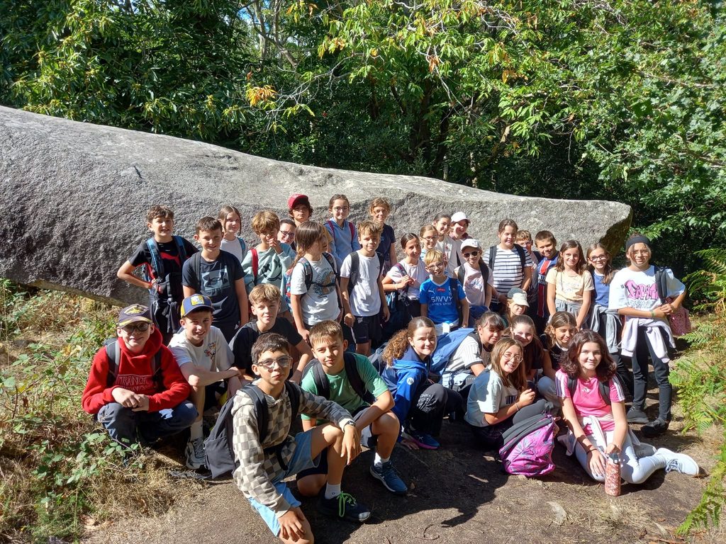 Élèves de 6e du Collège La Mennais Cap Sizun réunis lors de leur journée de rentrée à la pointe du Millier.