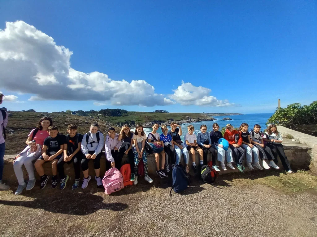 Les élèves de 6e découvrent le moulin de Keriolet pendant leur journée de rentrée au Cap Sizun.