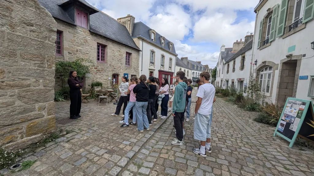 Élèves de 3e du collège La Mennais accueillis devant le Marquisat de Pont-Croix lors de leur visite de l’exposition.