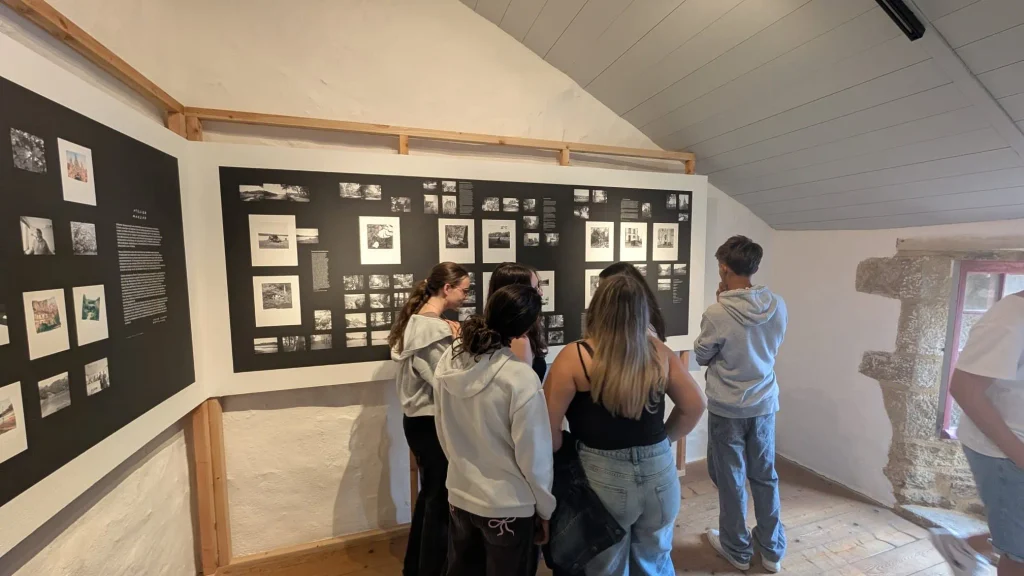 Élèves observant les photographies présentées au Marquisat de Pont-Croix dans le cadre de leur projet artistique.