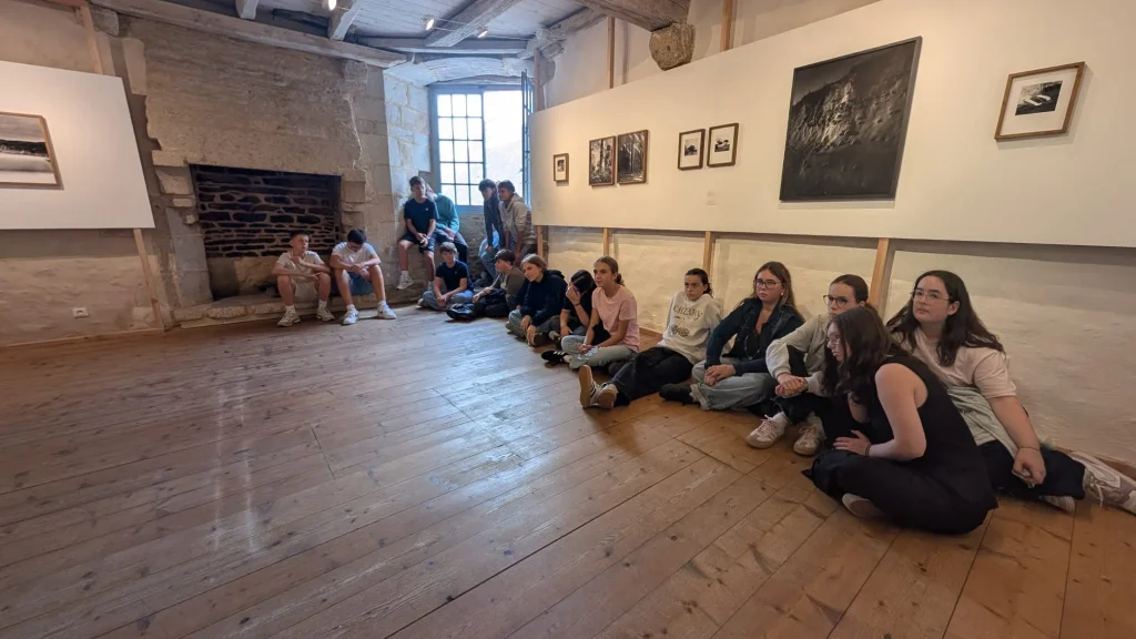 Élèves de 3e découvrant l’exposition photographique au Marquisat de Pont-Croix lors d’un temps d’échange.