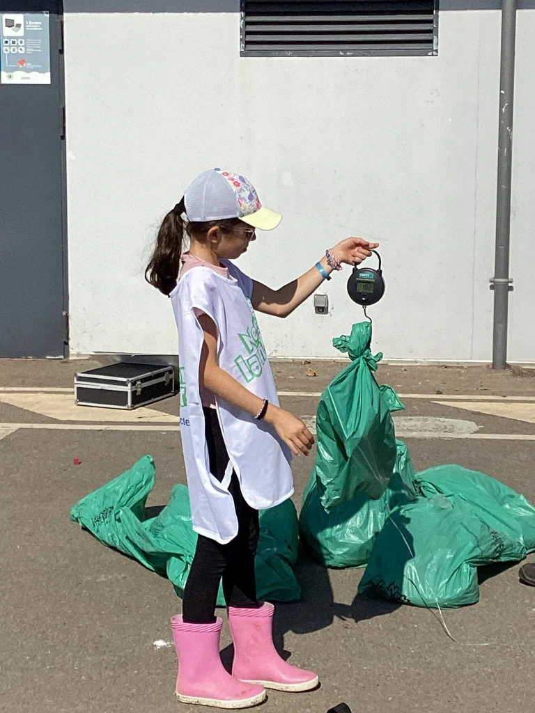 Pesée des déchets collectés par les élèves de 6e à la déchetterie de Pont-Croix.