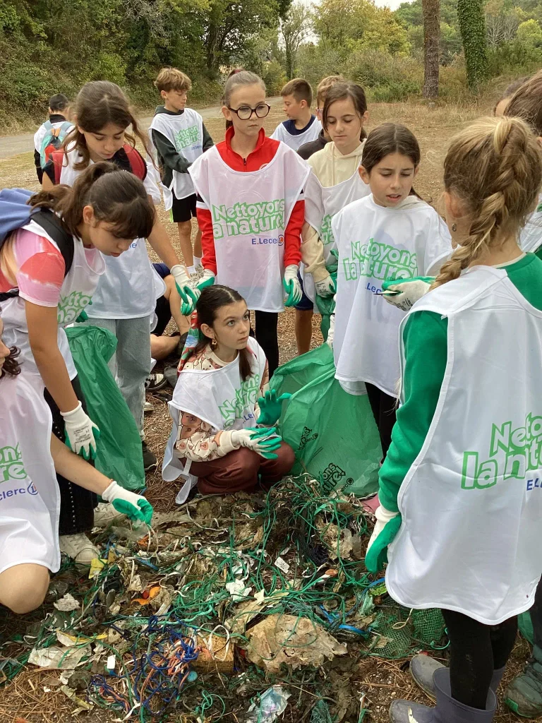Élèves de 6e triant les déchets collectés lors de l’opération de nettoyage des rives du Goyen.