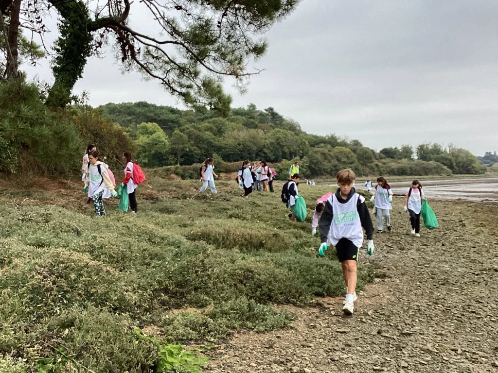 Ramassage des déchets par les élèves de 6e sur les berges du Goyen dans le Cap Sizun.