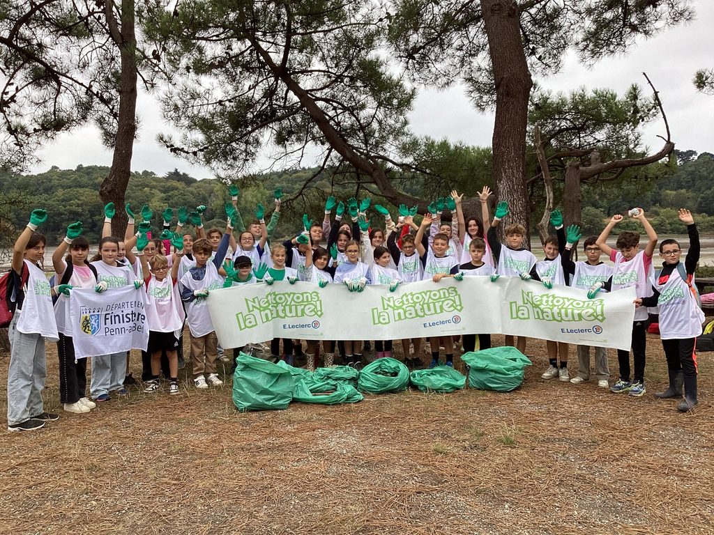 Élèves de 6e du Collège La Mennais Cap Sizun réunis après leur collecte de déchets sur les rives du Goyen.