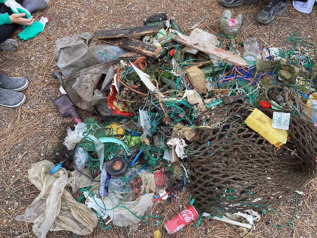 Déchets ramassés par les élèves de 6e sur les rives du Goyen dans le cadre de l’opération départementale.