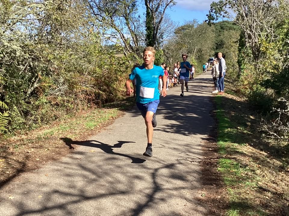 Un collégien en pleine course sur le parcours du cross à Pont-Croix