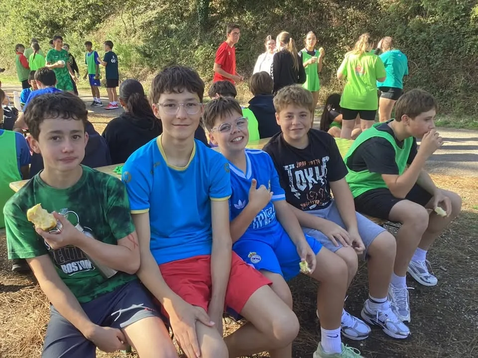 Un groupe de collégiens profitent d'une pause et d'un goûter après le cross solidaire