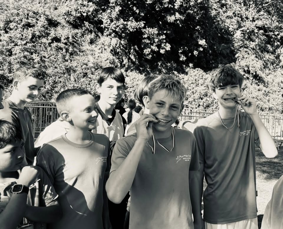 Des collégiens médaillés célèbrent leur participation au cross dans une ambiance conviviale
