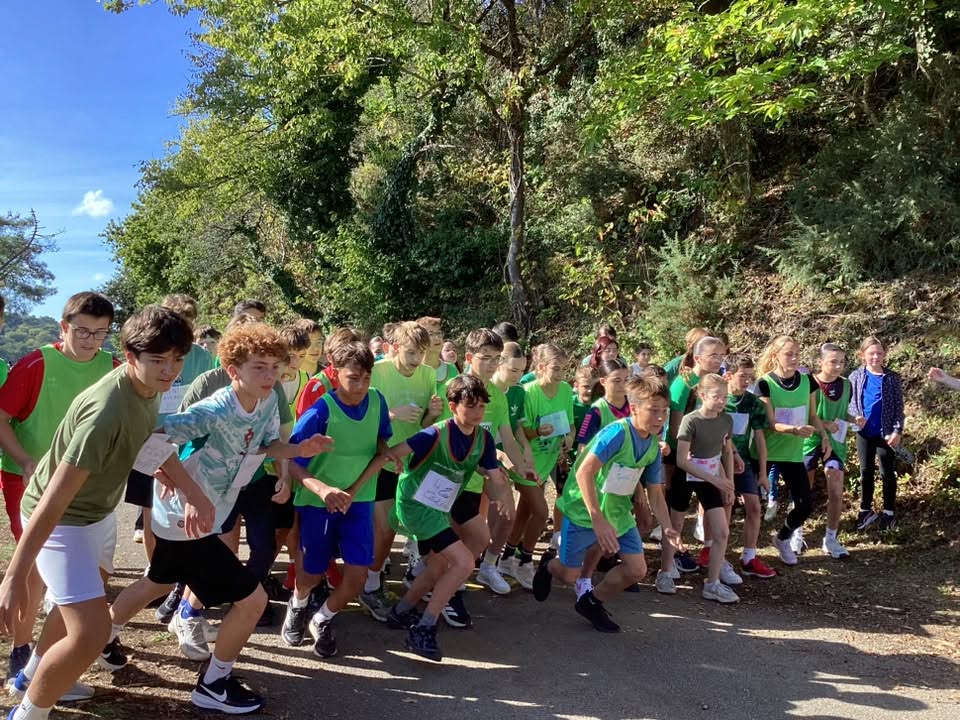 Départ d'une course du cross solidaire réunissant les élèves du Cap Sizun