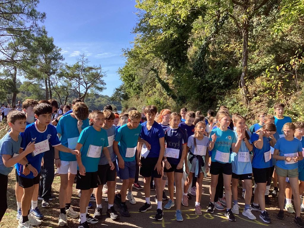 Élèves rassemblés sur la ligne de départ du cross solidaire à Pont-Croix