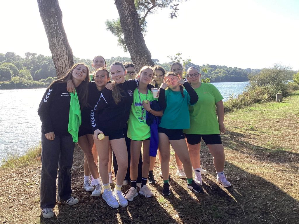 Groupe de collégiennes réunies au bord du Goyen pendant la journée sportive