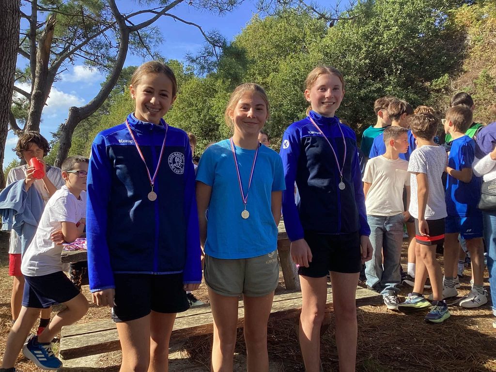 Trois collégiennes médaillées à l'issue du cross solidaire du Cap Sizun