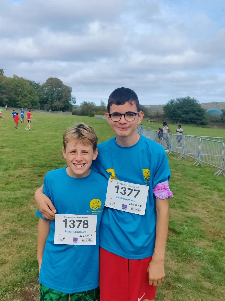 Deux élèves du Collège La Mennais Cap Sizun en tenue de sport lors du cross départemental UGSEL à Quimper.