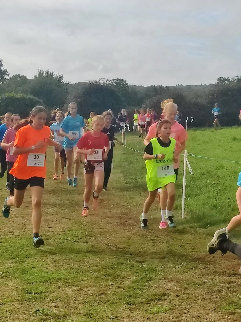 Jeunes coureuses sur un parcours enherbé lors du cross départemental UGSEL à Quimper.